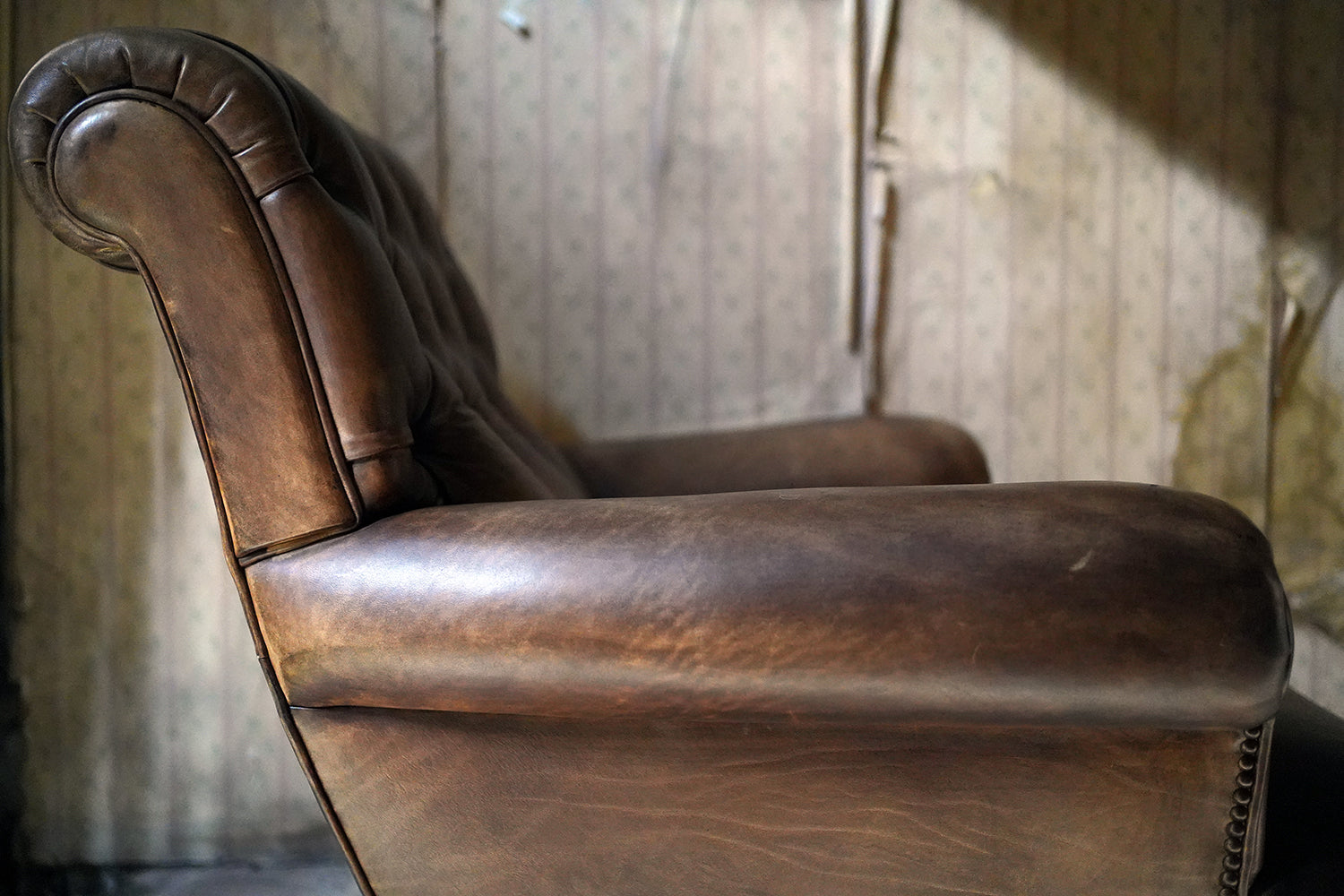 A Good Quality 20thC Button-Back Leather Club Armchair