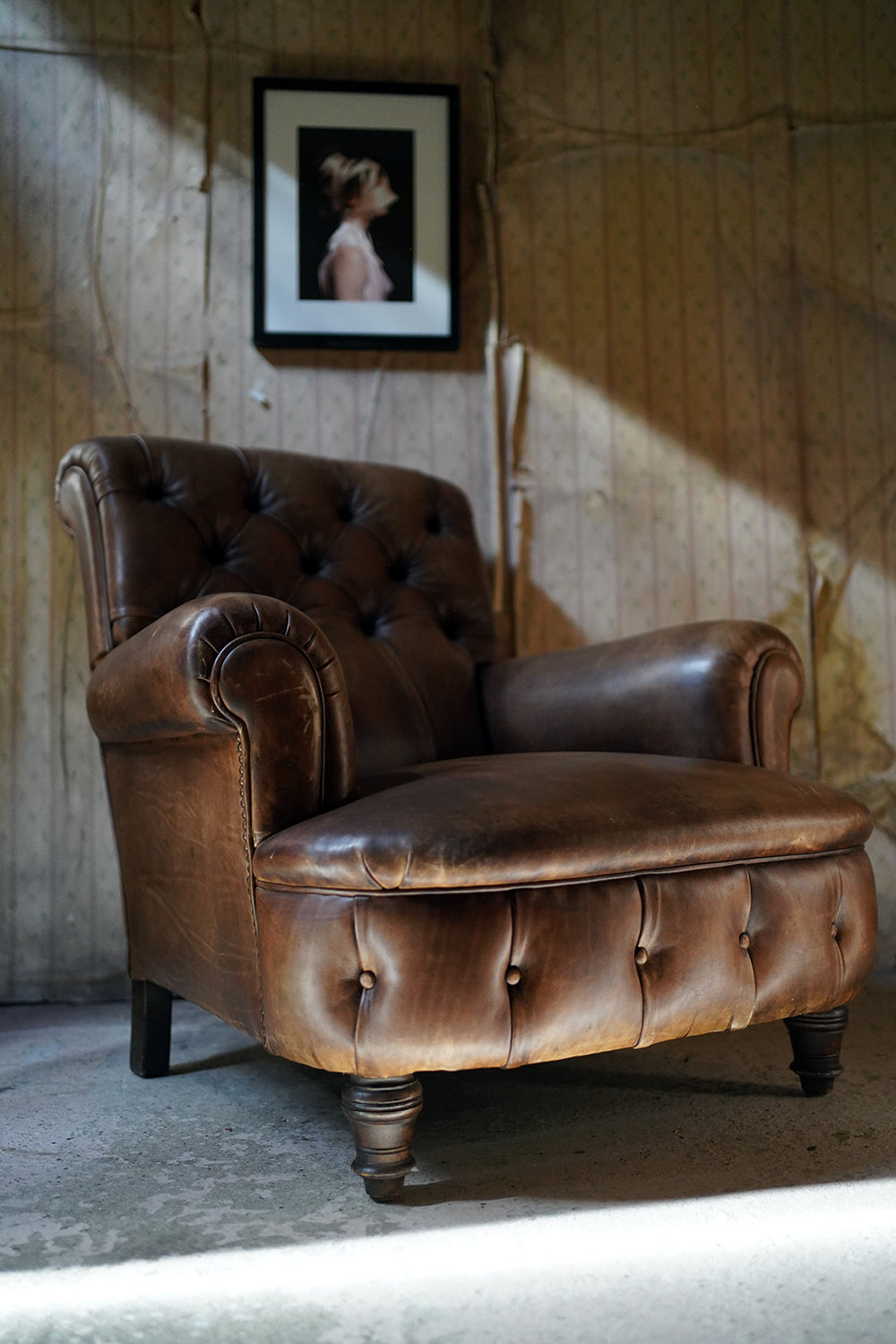 A Good Quality 20thC Button-Back Leather Club Armchair