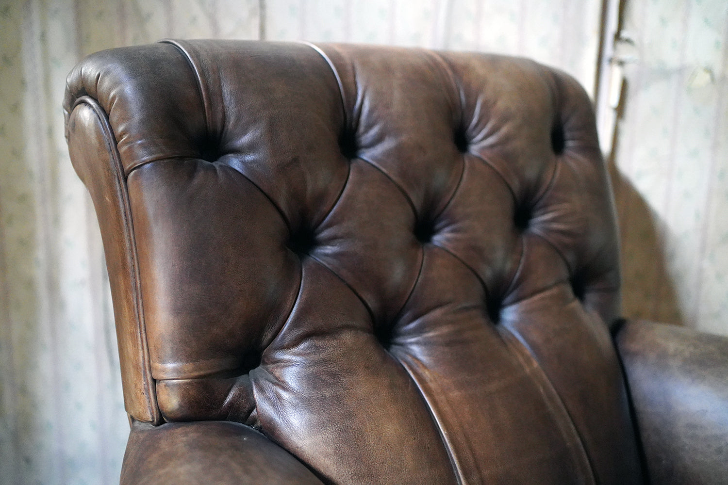 A Good Quality 20thC Button-Back Leather Club Armchair