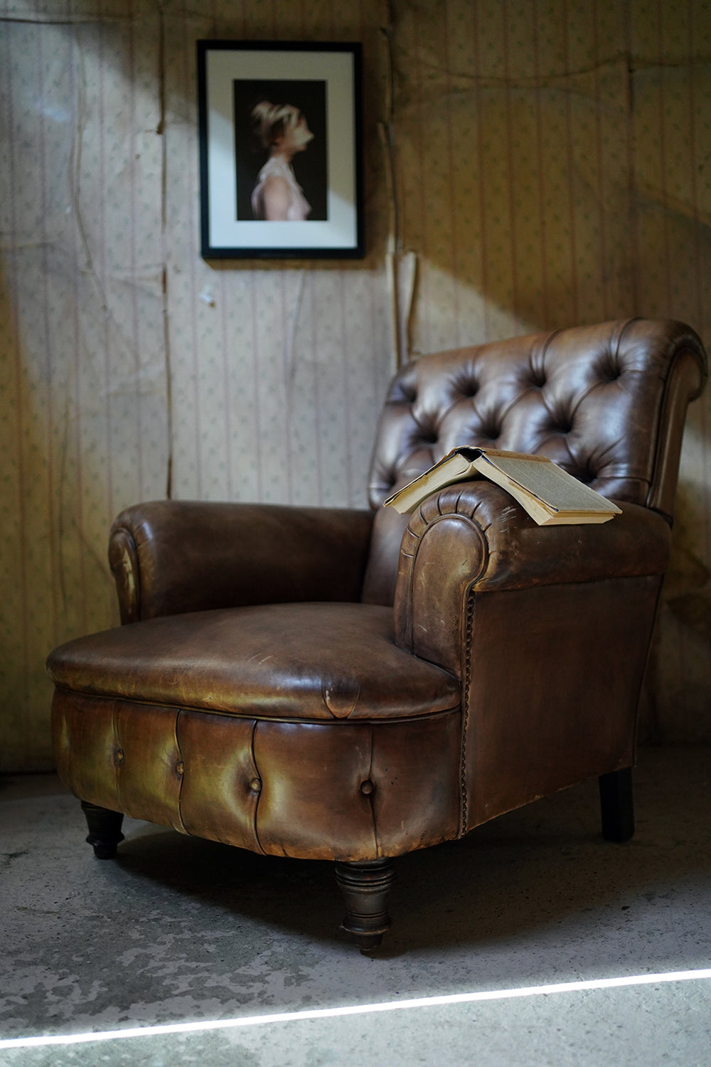A Good Quality 20thC Button-Back Leather Club Armchair