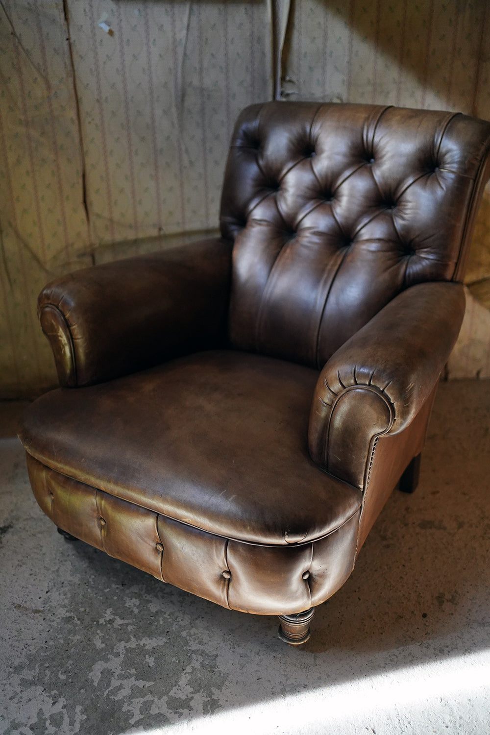 A Good Quality 20thC Button-Back Leather Club Armchair