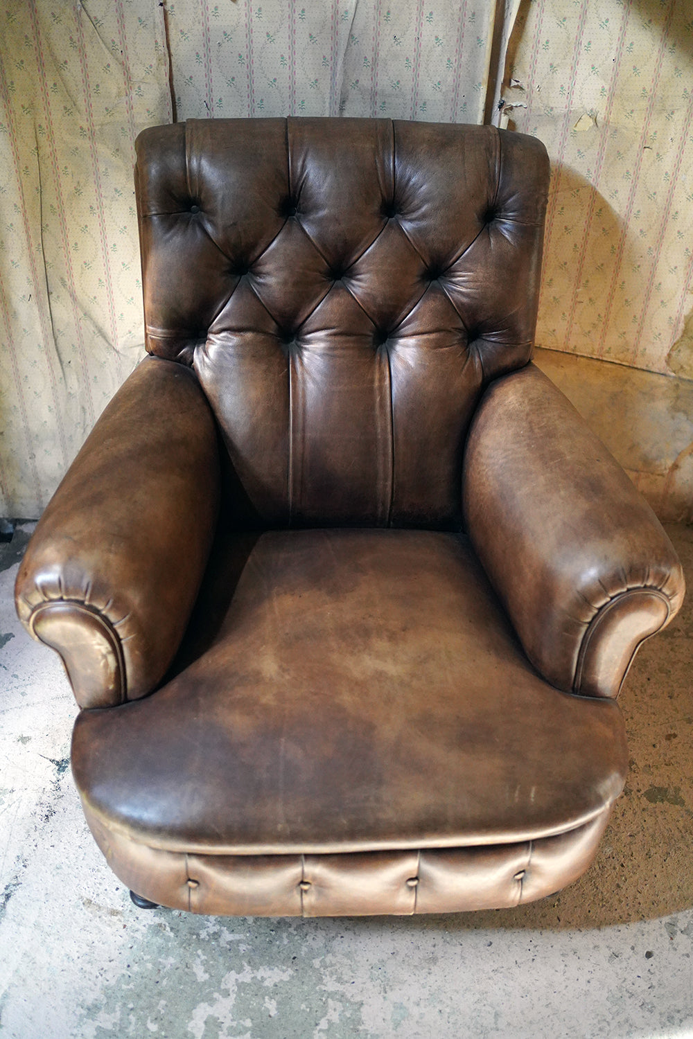 A Good Quality 20thC Button-Back Leather Club Armchair