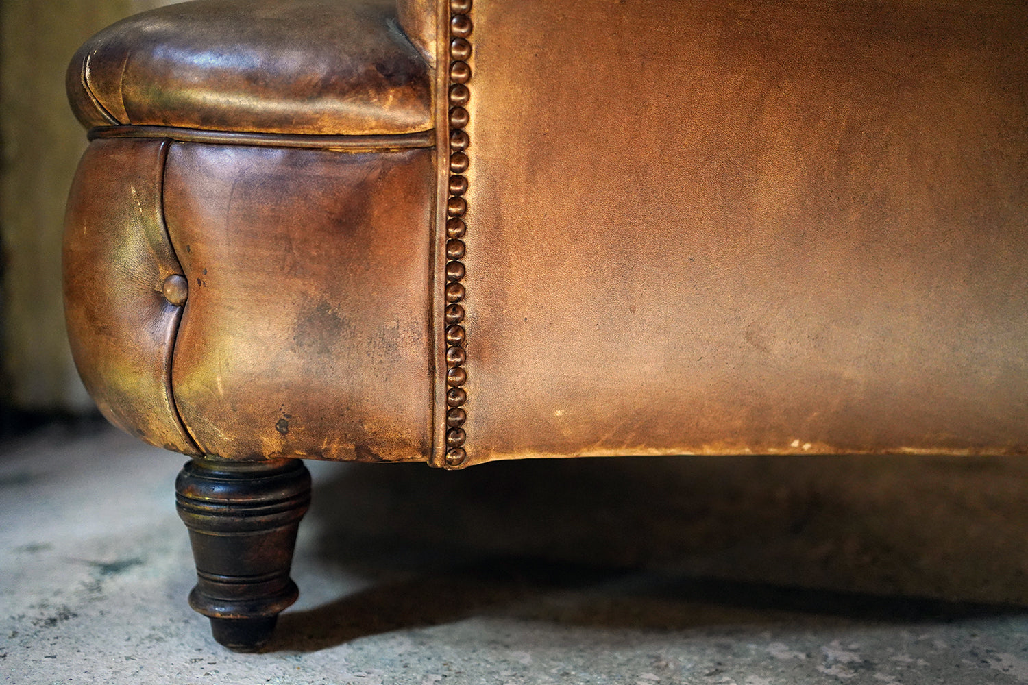 A Good Quality 20thC Button-Back Leather Club Armchair