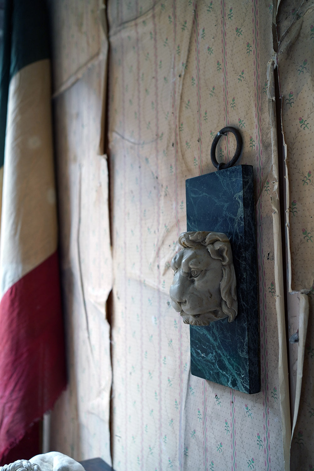 A 20thC Alabaster and Serpentine Marble Lion's Mask Wall Plaque