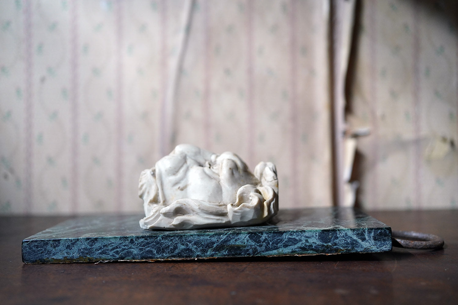 A 20thC Alabaster and Serpentine Marble Lion's Mask Wall Plaque