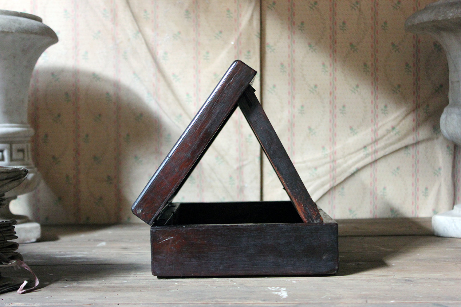 A Delightful 19thC English Oak Campaign Type Gentleman's Travelling Shaving Box c.1830-40
