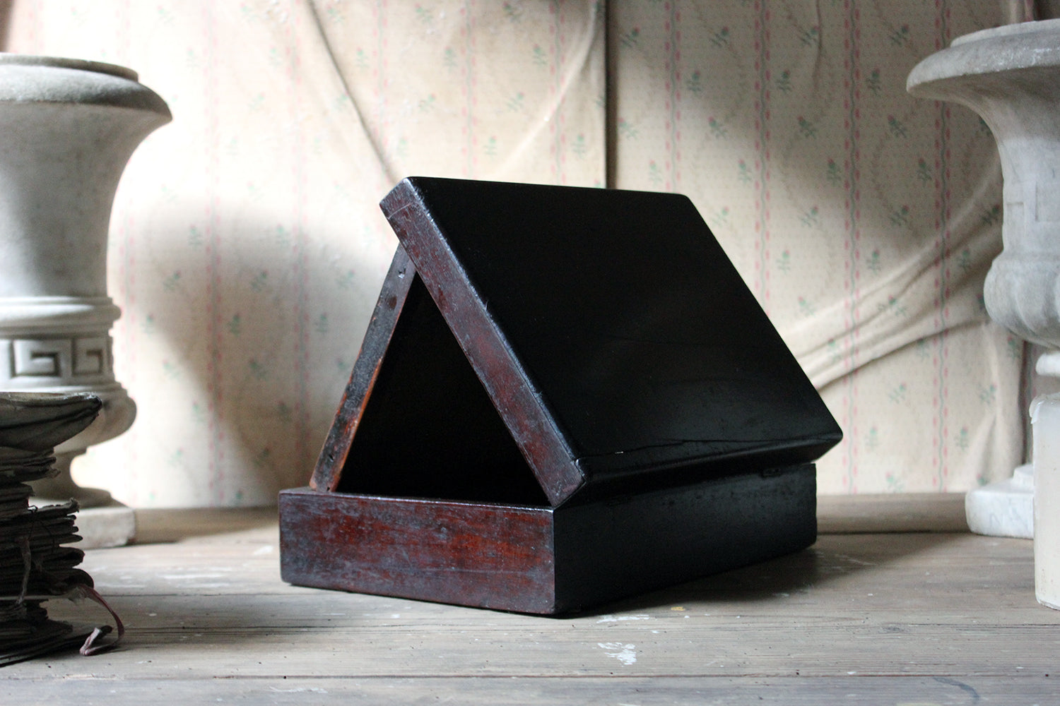 A Delightful 19thC English Oak Campaign Type Gentleman's Travelling Shaving Box c.1830-40