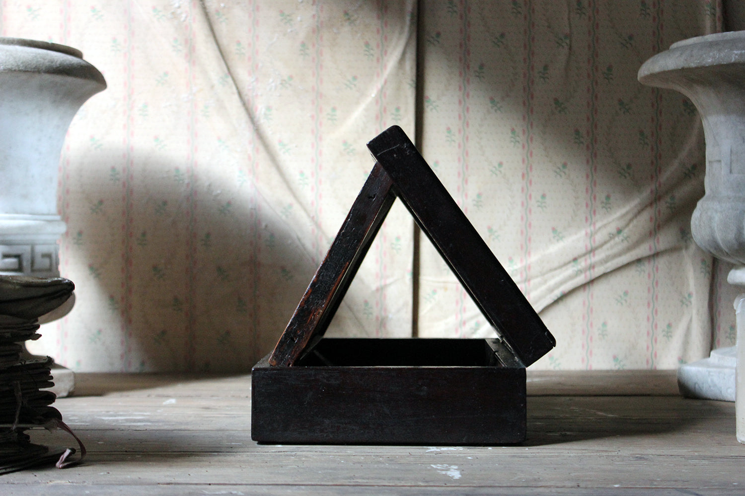 A Delightful 19thC English Oak Campaign Type Gentleman's Travelling Shaving Box c.1830-40