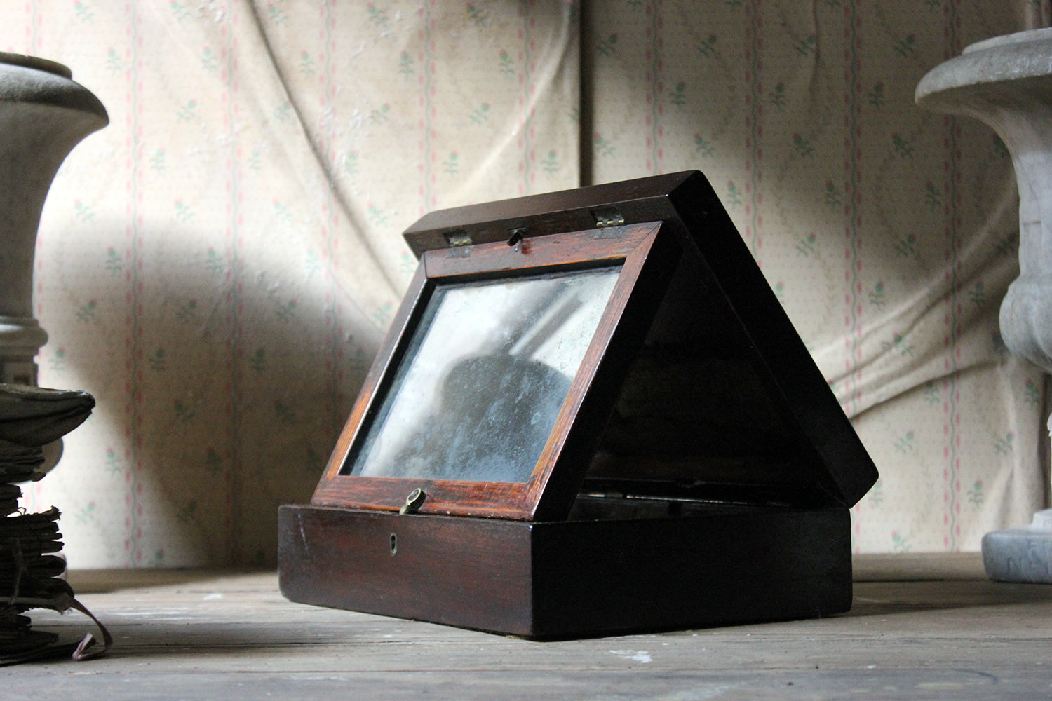 A Delightful 19thC English Oak Campaign Type Gentleman's Travelling Shaving Box c.1830-40