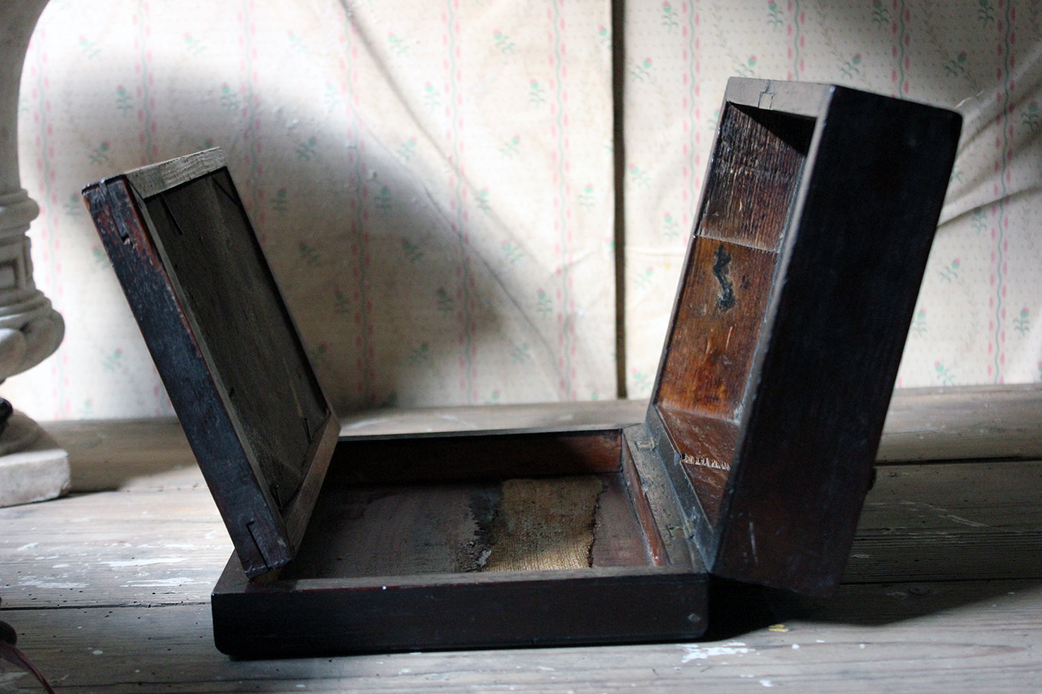 A Delightful 19thC English Oak Campaign Type Gentleman's Travelling Shaving Box c.1830-40