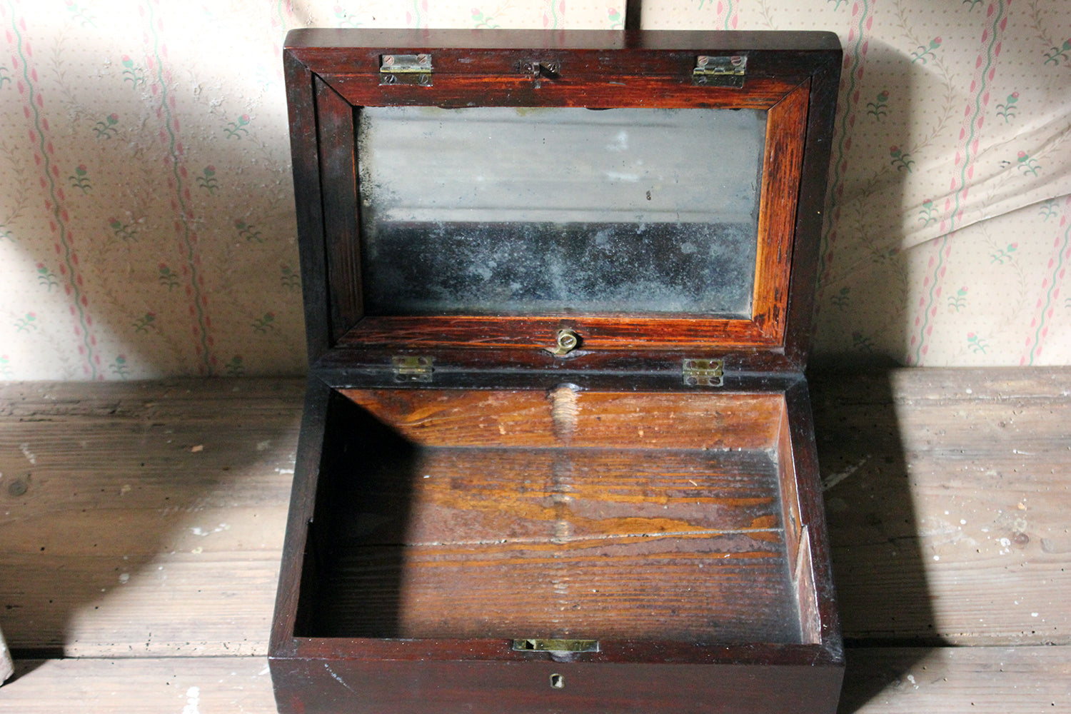 A Delightful 19thC English Oak Campaign Type Gentleman's Travelling Shaving Box c.1830-40