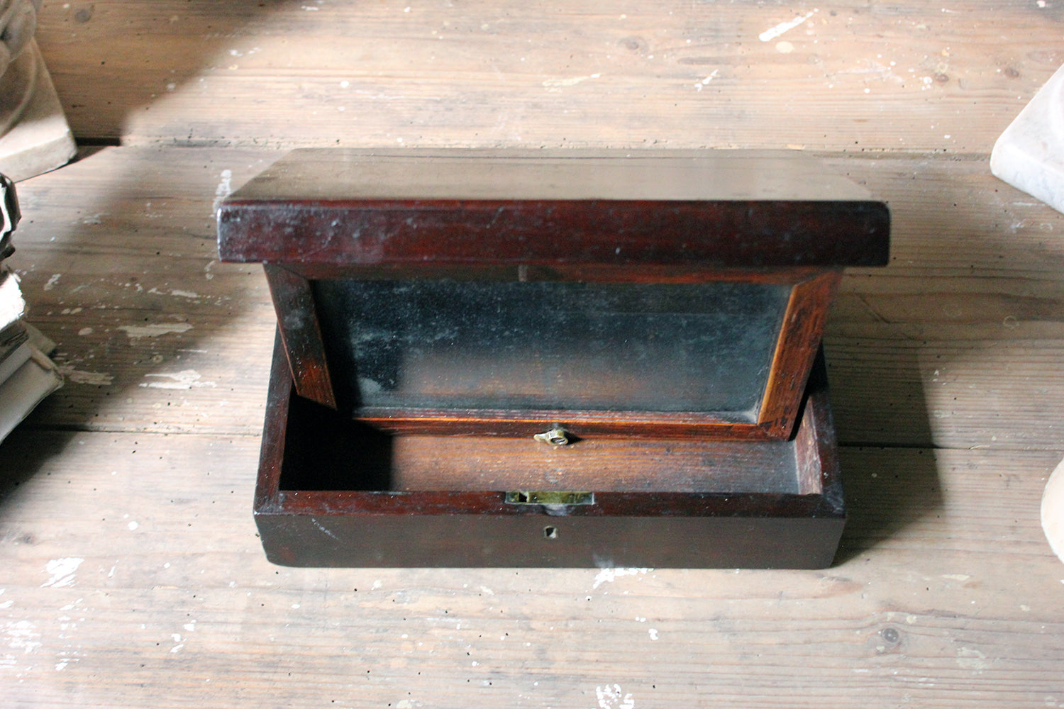 A Delightful 19thC English Oak Campaign Type Gentleman's Travelling Shaving Box c.1830-40