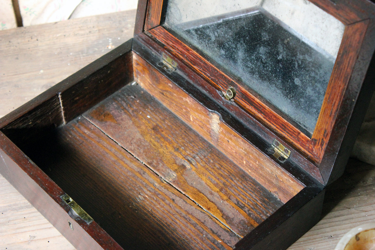 A Delightful 19thC English Oak Campaign Type Gentleman's Travelling Shaving Box c.1830-40