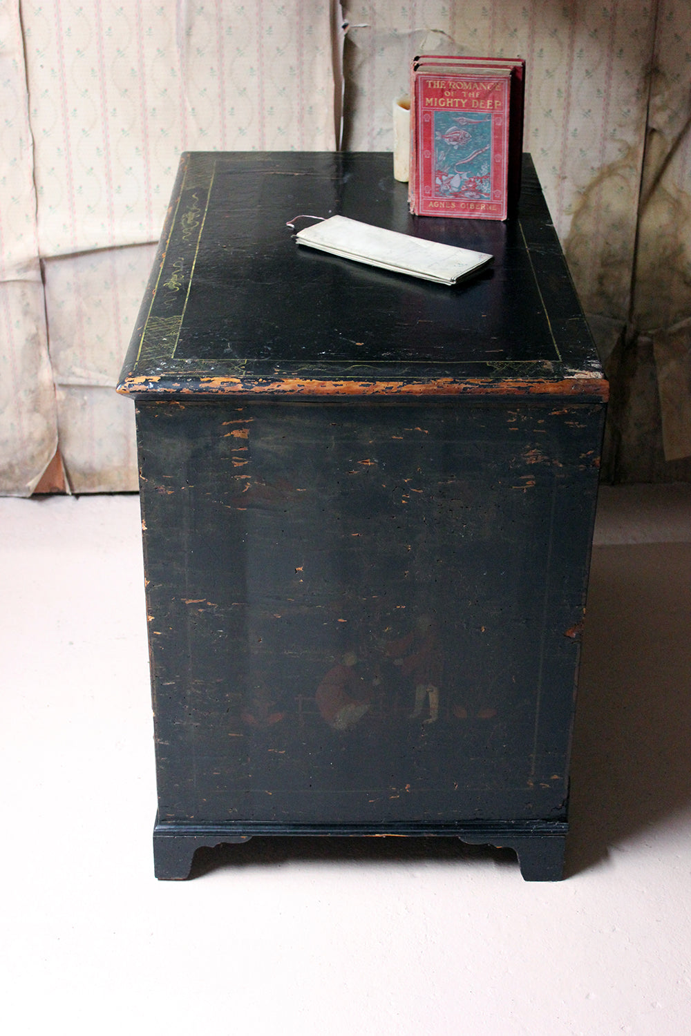 A George III Black Japanned & Chinoiserie Decorated Kneehole Desk c.1790