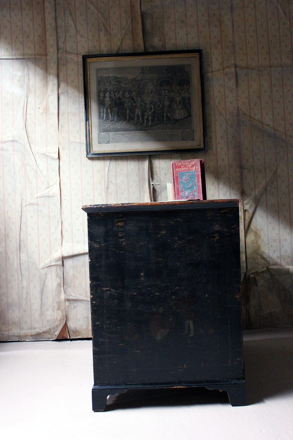 A George III Black Japanned & Chinoiserie Decorated Kneehole Desk c.1790