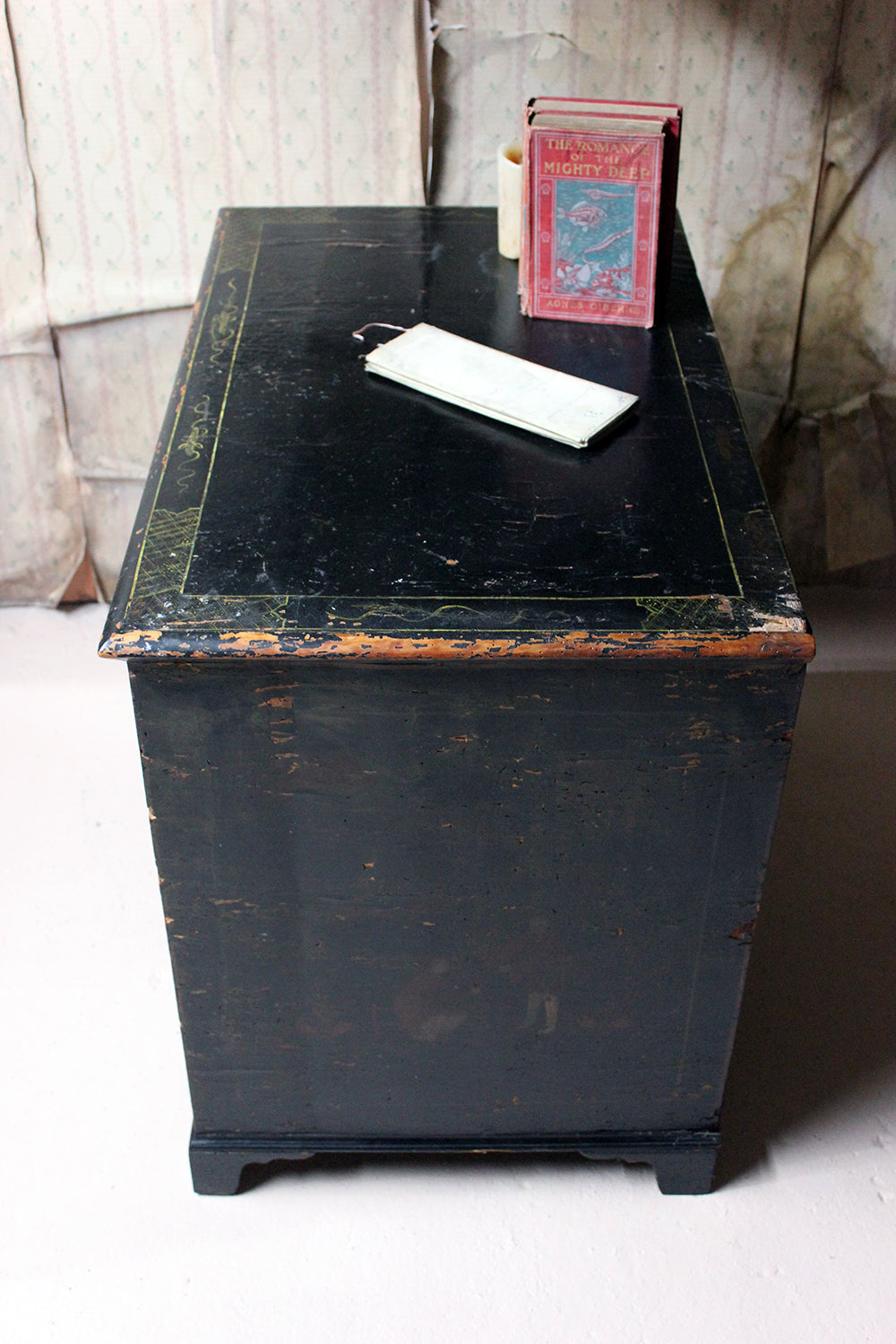 A George III Black Japanned & Chinoiserie Decorated Kneehole Desk c.1790