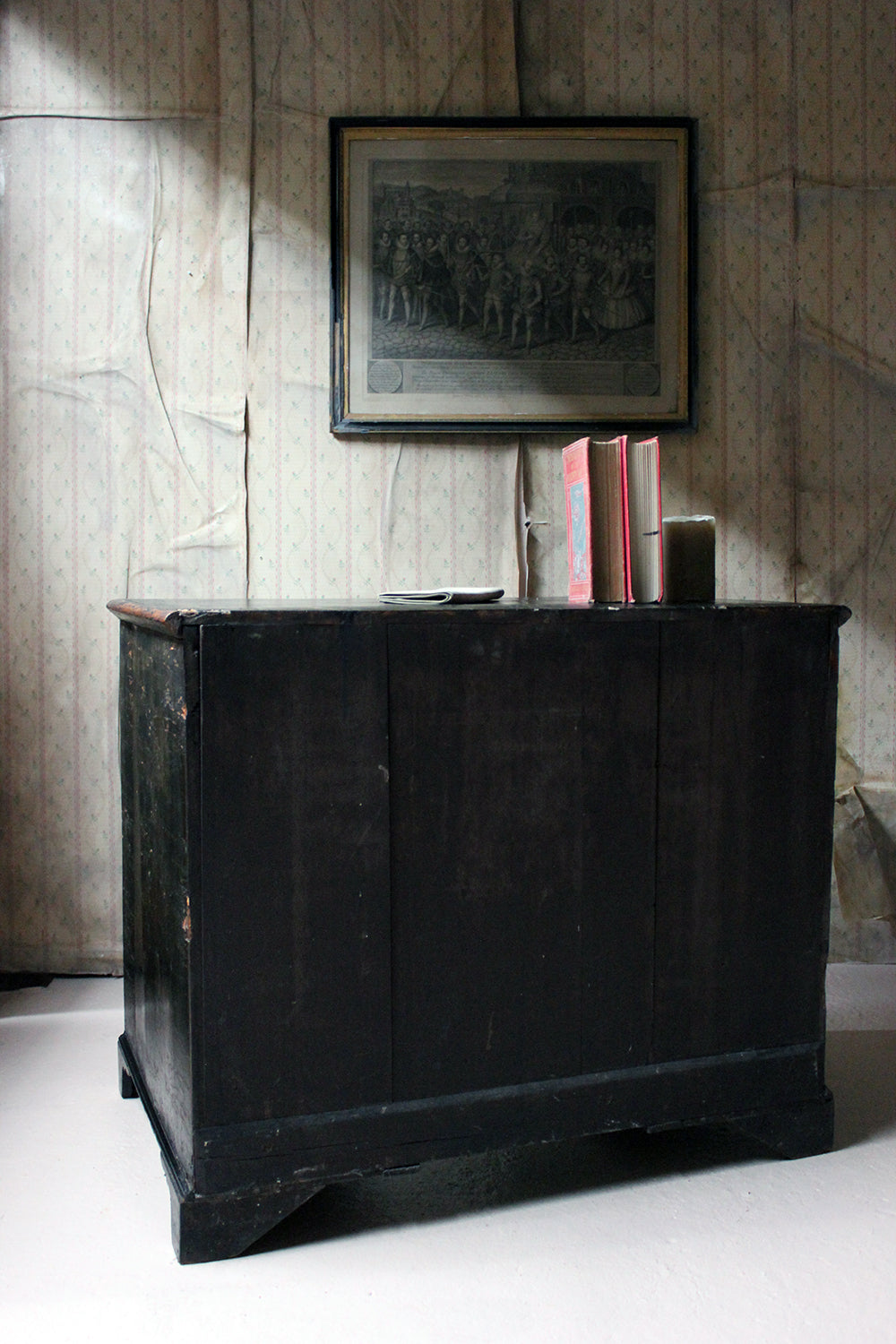 A George III Black Japanned & Chinoiserie Decorated Kneehole Desk c.1790