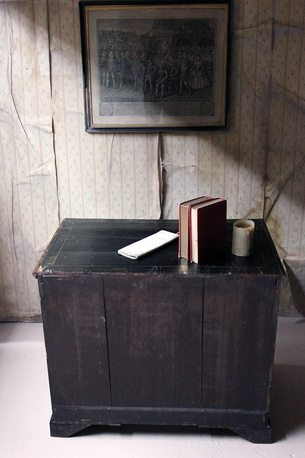 A George III Black Japanned & Chinoiserie Decorated Kneehole Desk c.1790
