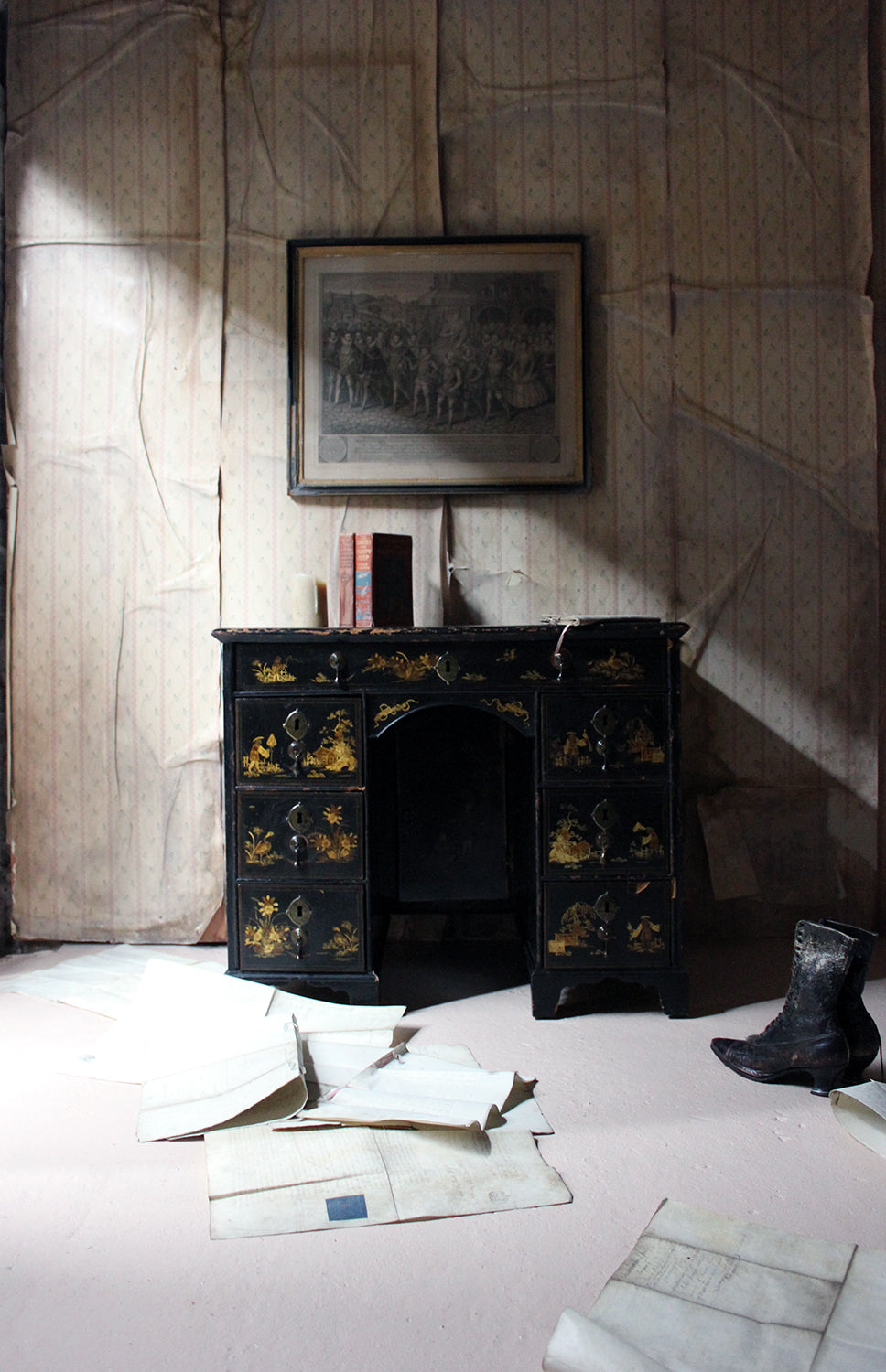 A George III Black Japanned & Chinoiserie Decorated Kneehole Desk c.1790