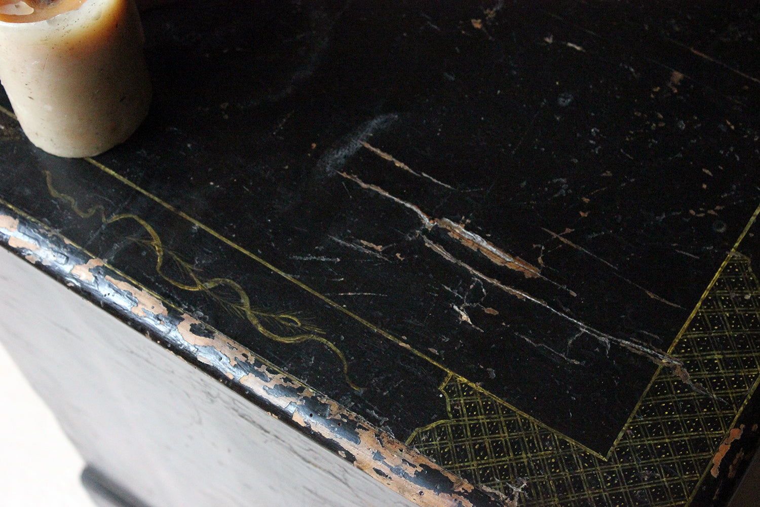 A George III Black Japanned & Chinoiserie Decorated Kneehole Desk c.1790