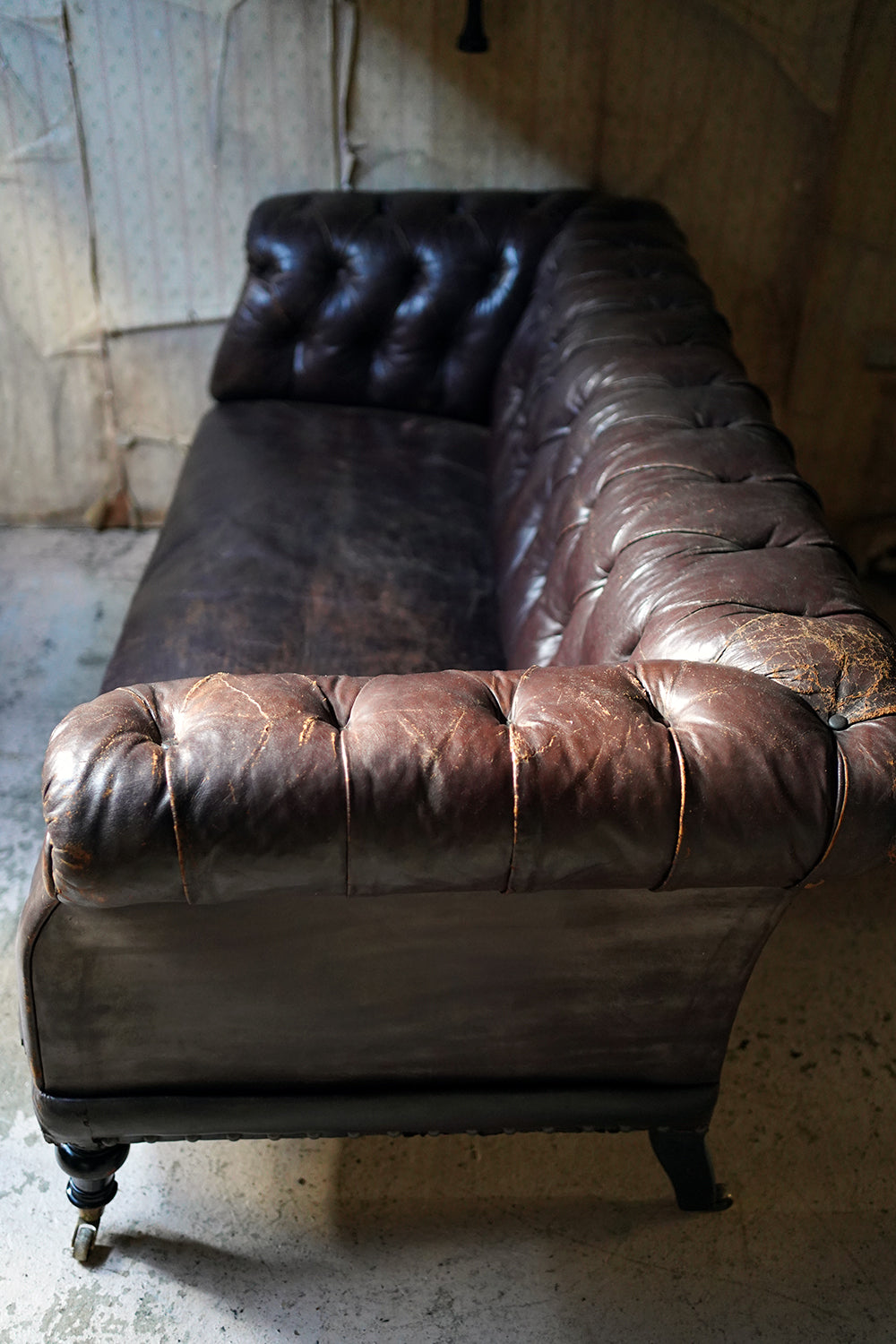 A Good Edwardian Button-Back Leather Upholstered Chesterfield Sofa c.1900