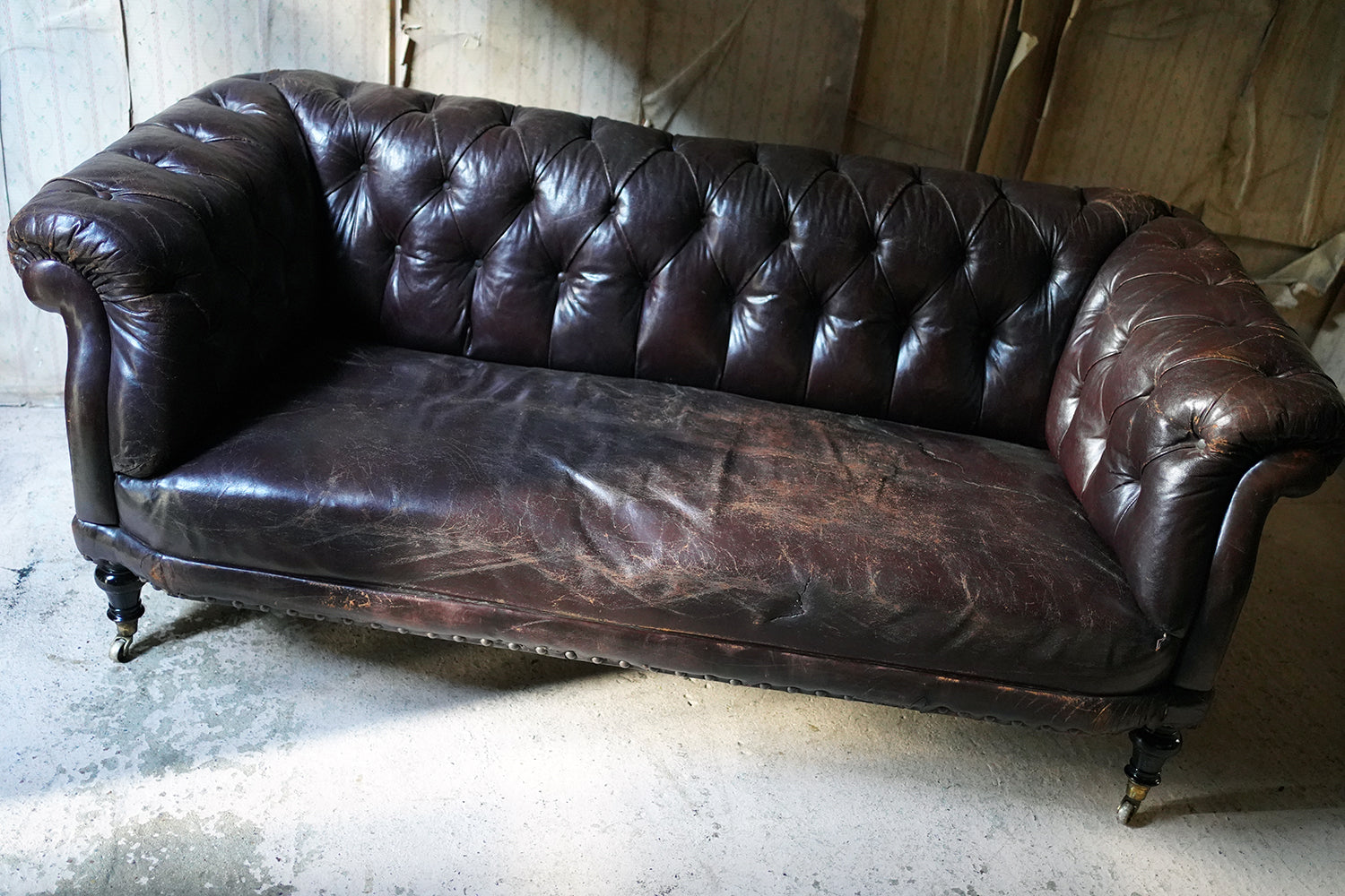 A Good Edwardian Button-Back Leather Upholstered Chesterfield Sofa c.1900