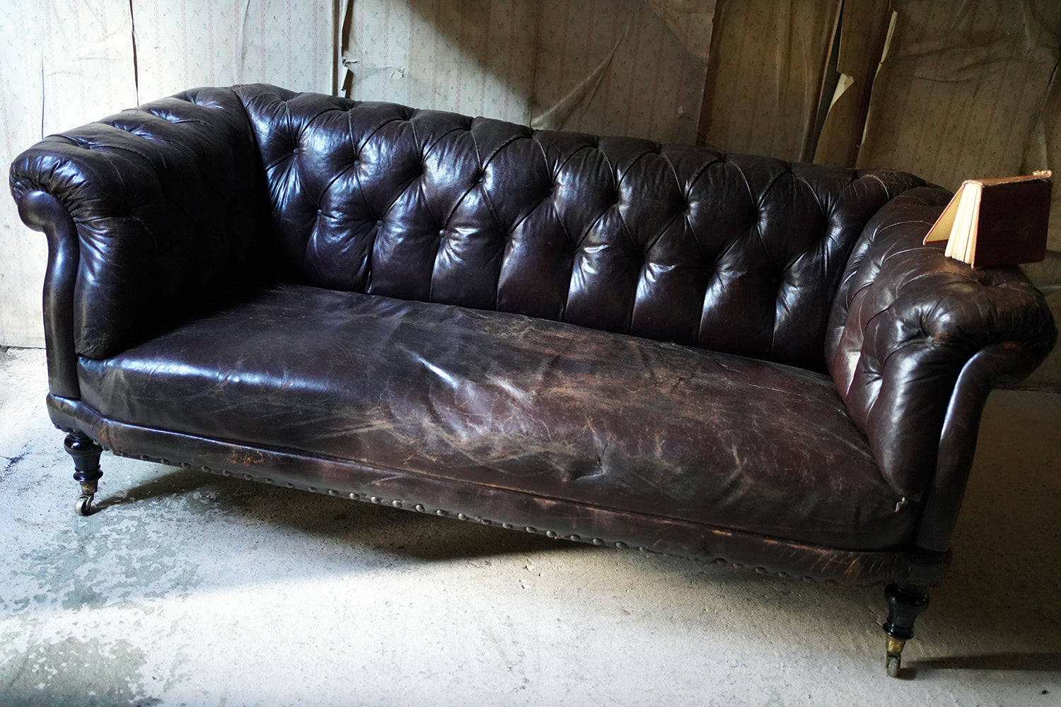 A Good Edwardian Button-Back Leather Upholstered Chesterfield Sofa c.1900