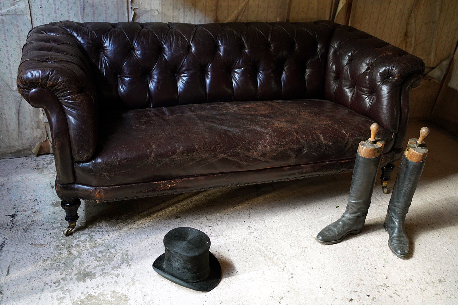 A Good Edwardian Button-Back Leather Upholstered Chesterfield Sofa c.1900