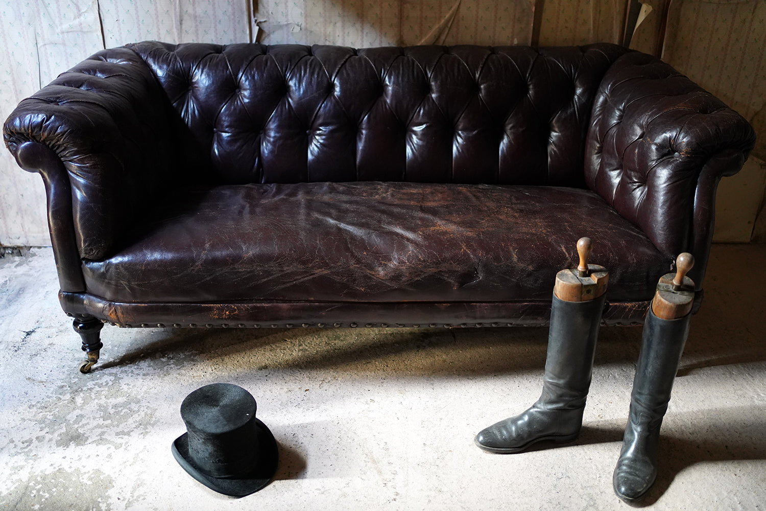 A Good Edwardian Button-Back Leather Upholstered Chesterfield Sofa c.1900