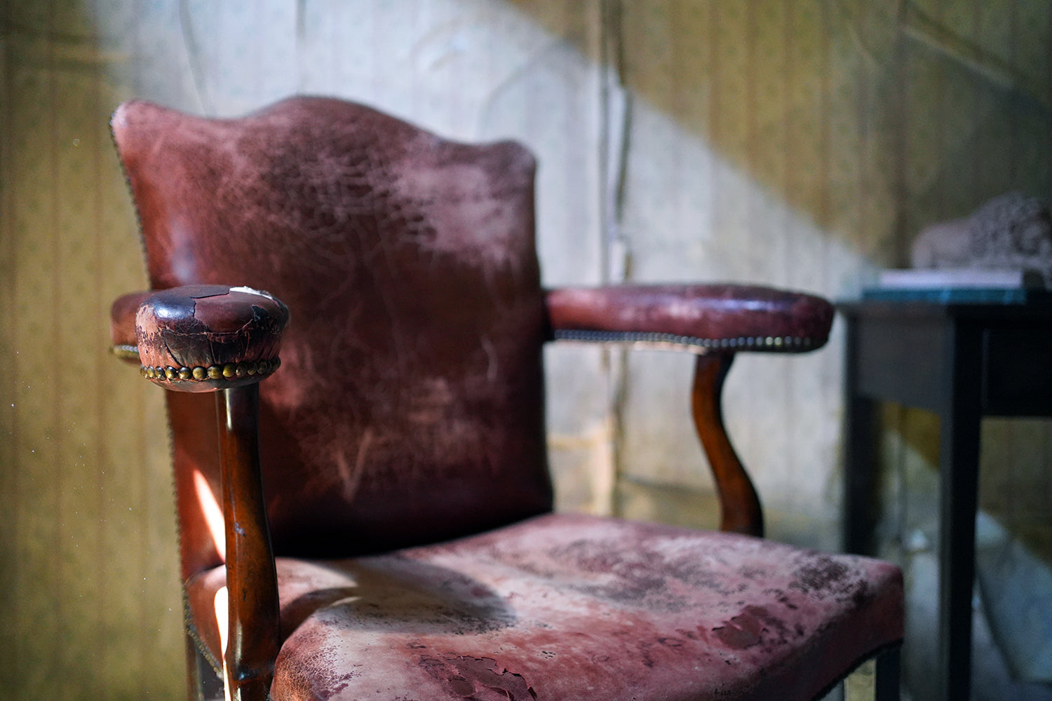 A George III Period Mahogany & Leather Upholstered Open Armchair c.1800