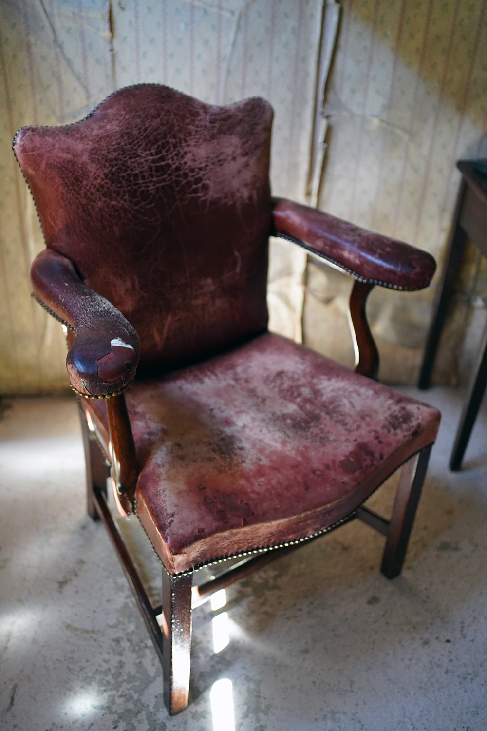 A George III Period Mahogany & Leather Upholstered Open Armchair c.1800