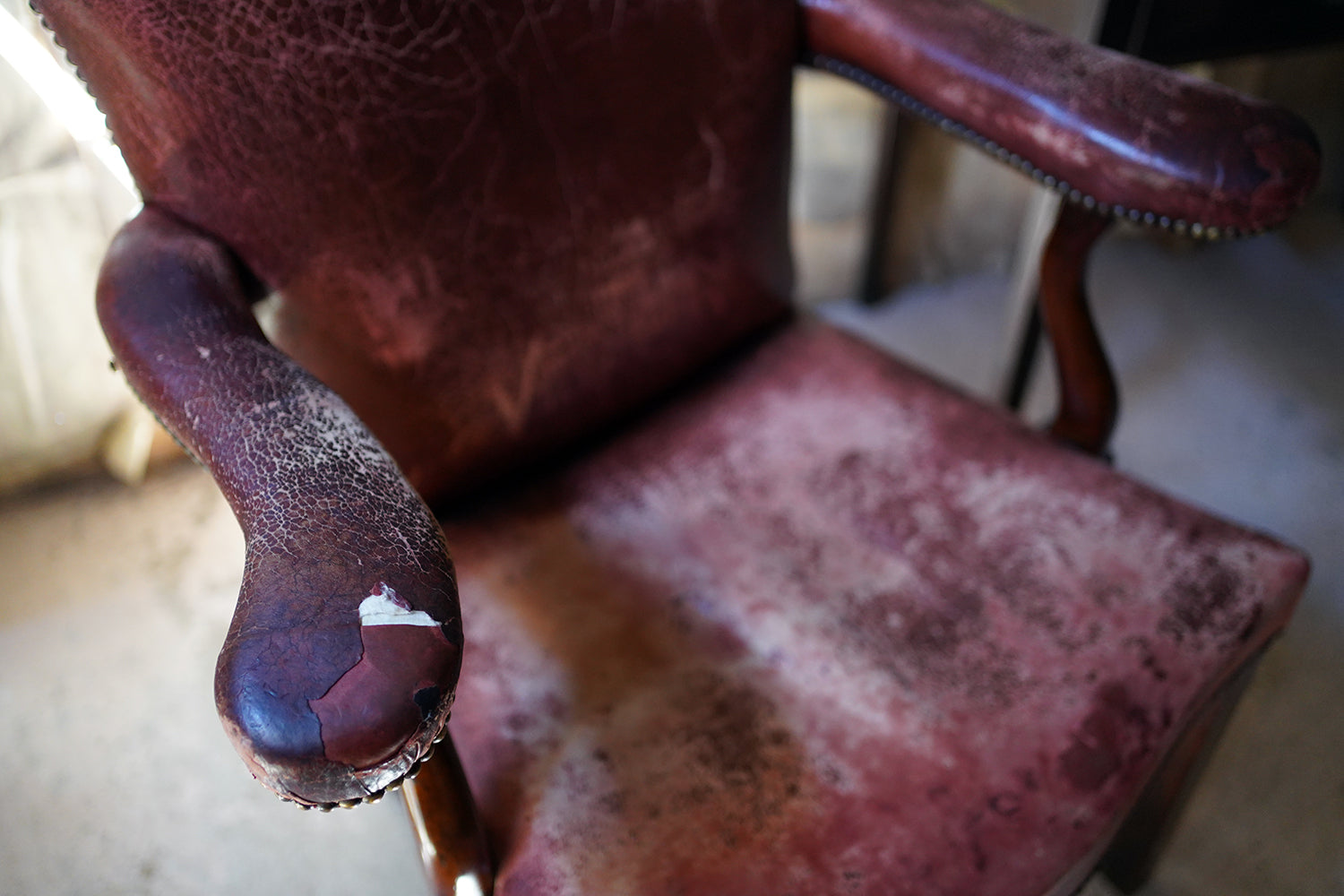 A George III Period Mahogany & Leather Upholstered Open Armchair c.1800