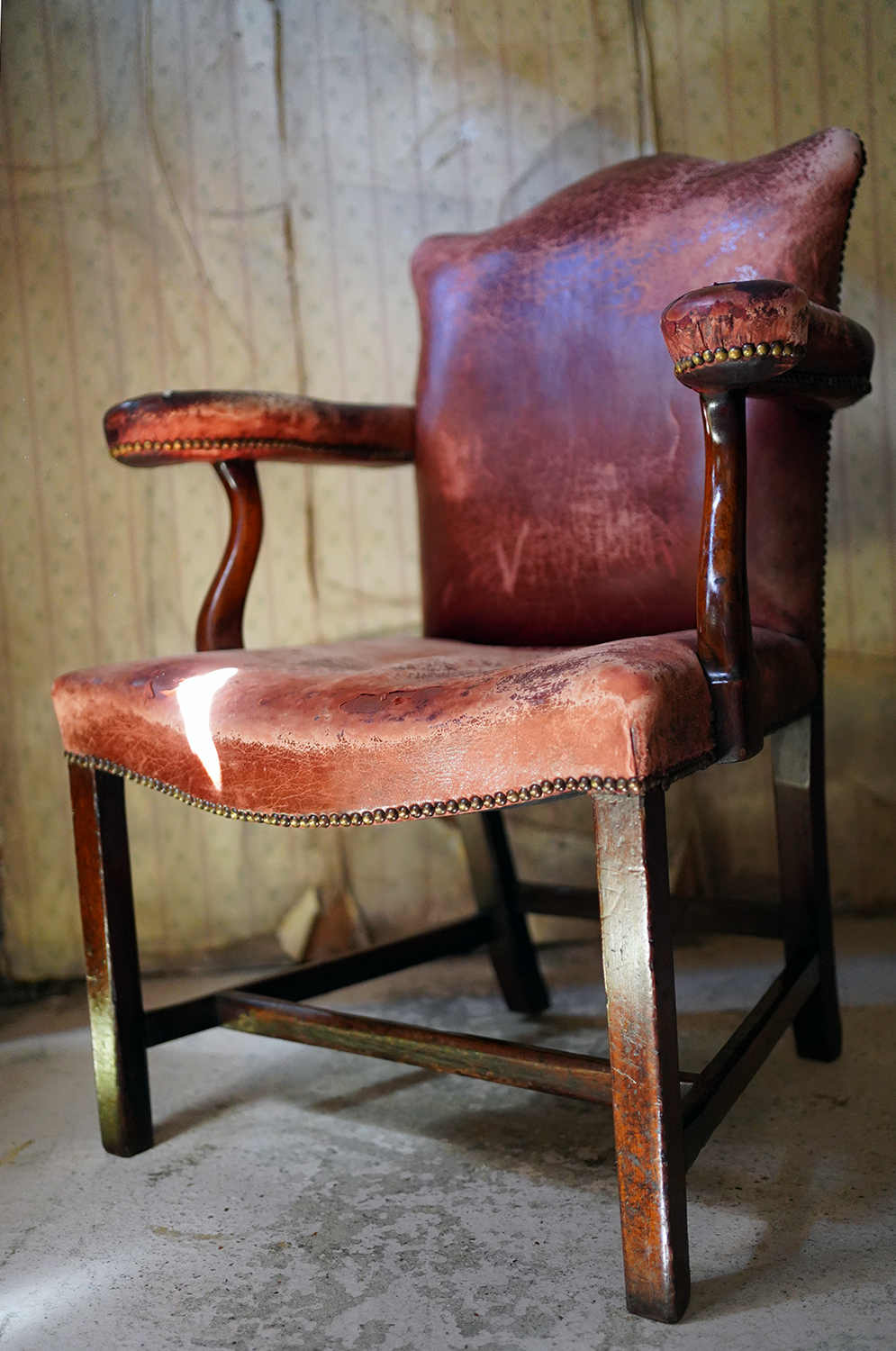 A George III Period Mahogany & Leather Upholstered Open Armchair c.1800