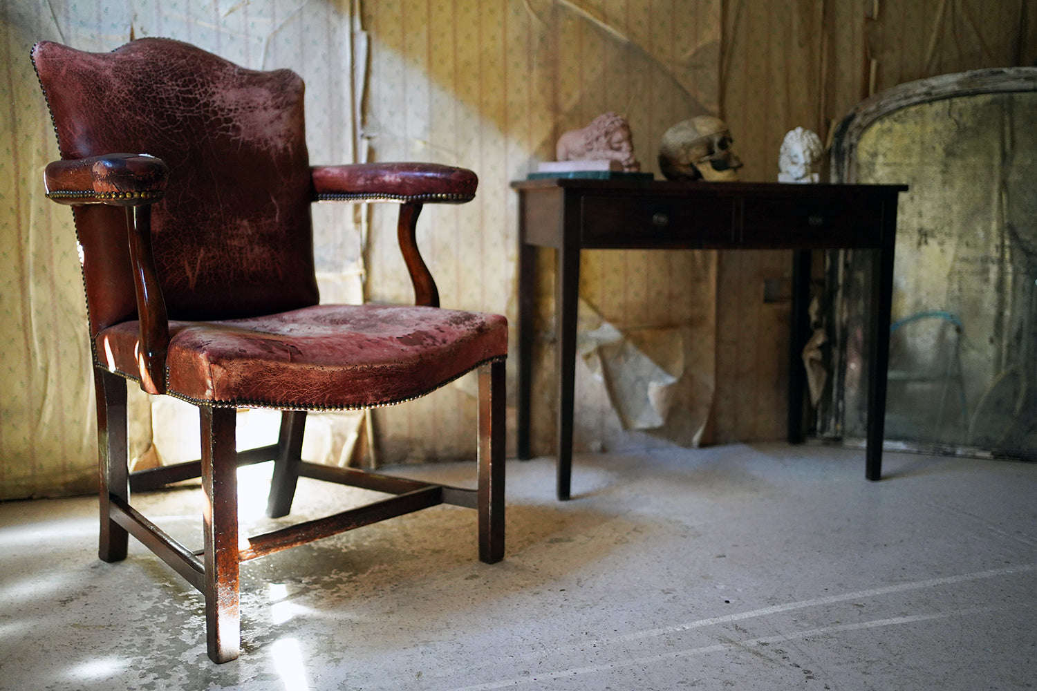 A George III Period Mahogany & Leather Upholstered Open Armchair c.1800