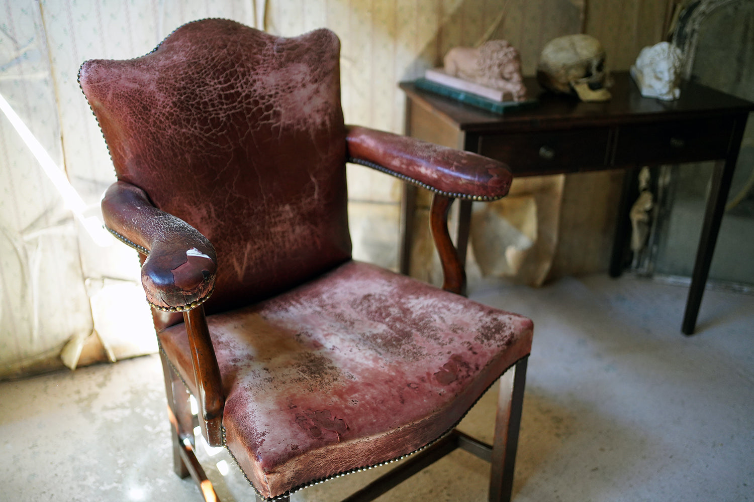 A George III Period Mahogany & Leather Upholstered Open Armchair c.1800