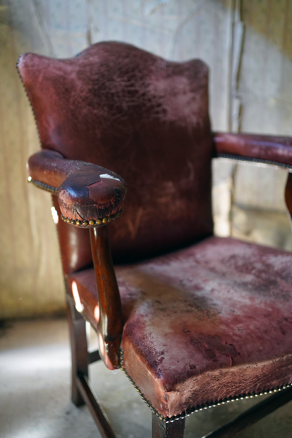 A George III Period Mahogany & Leather Upholstered Open Armchair c.1800
