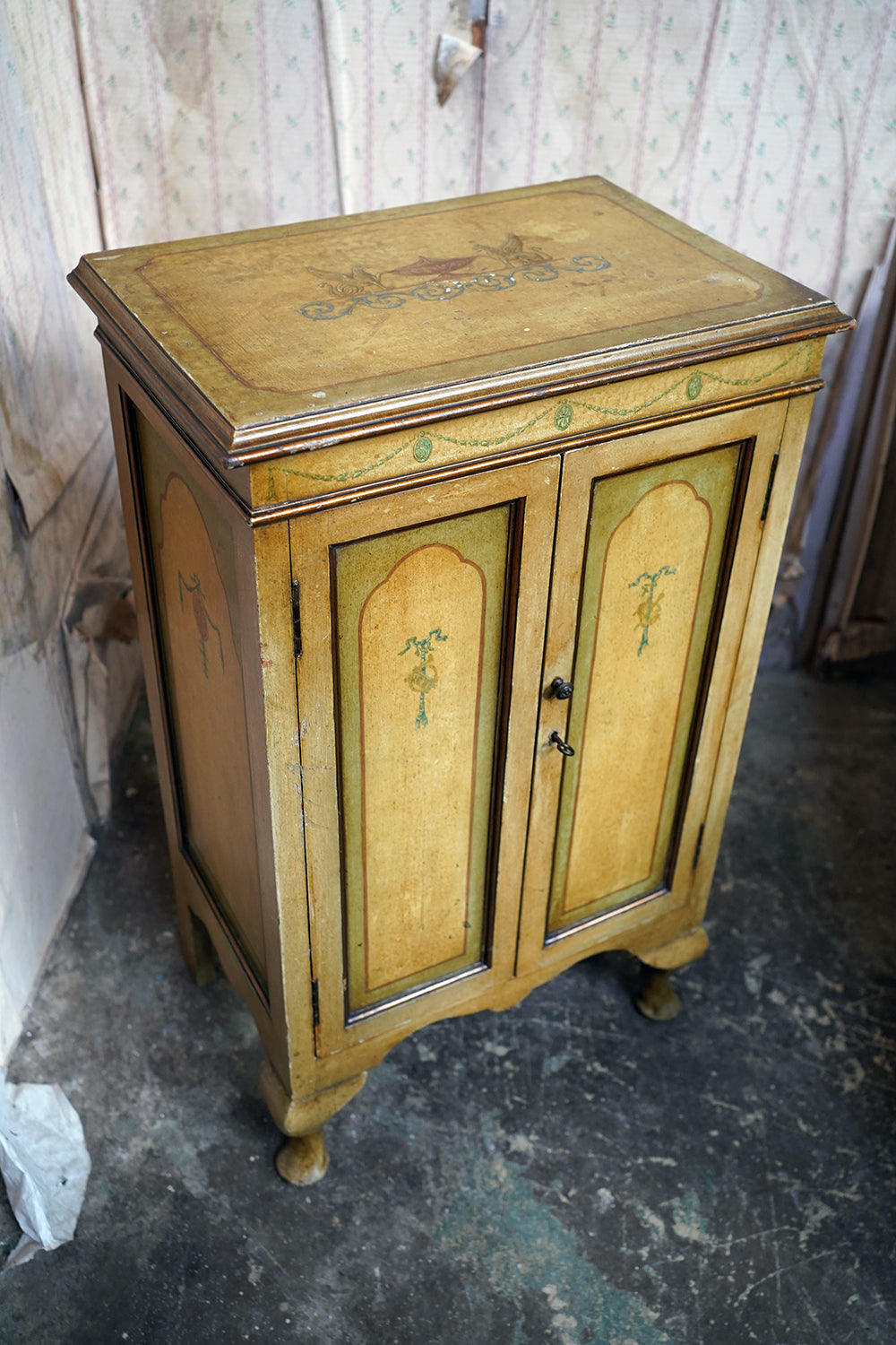 A Early/Mid 20thC Italian Painted Pine Neoclassical Revival Pedestal Cabinet