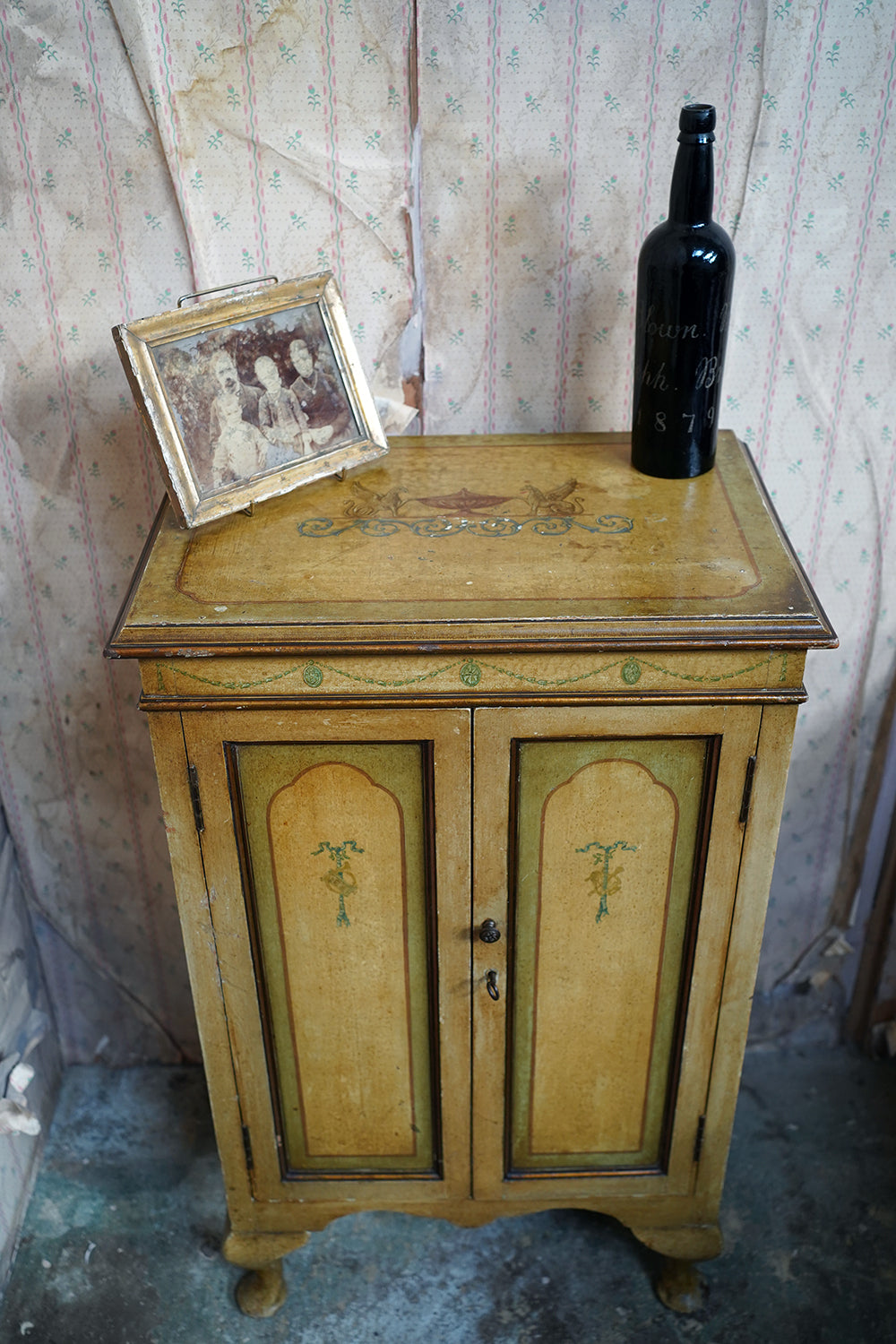 A Early/Mid 20thC Italian Painted Pine Neoclassical Revival Pedestal Cabinet