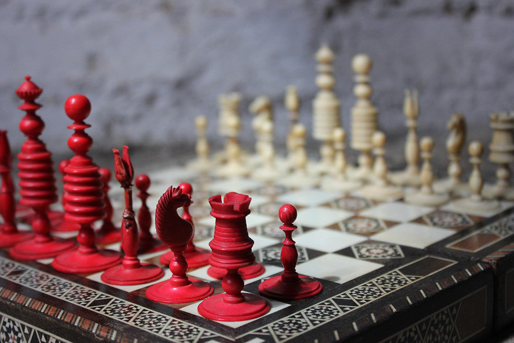 A Good English 'Washington' Pattern Turned Ivory Chess Set c.1800-20
