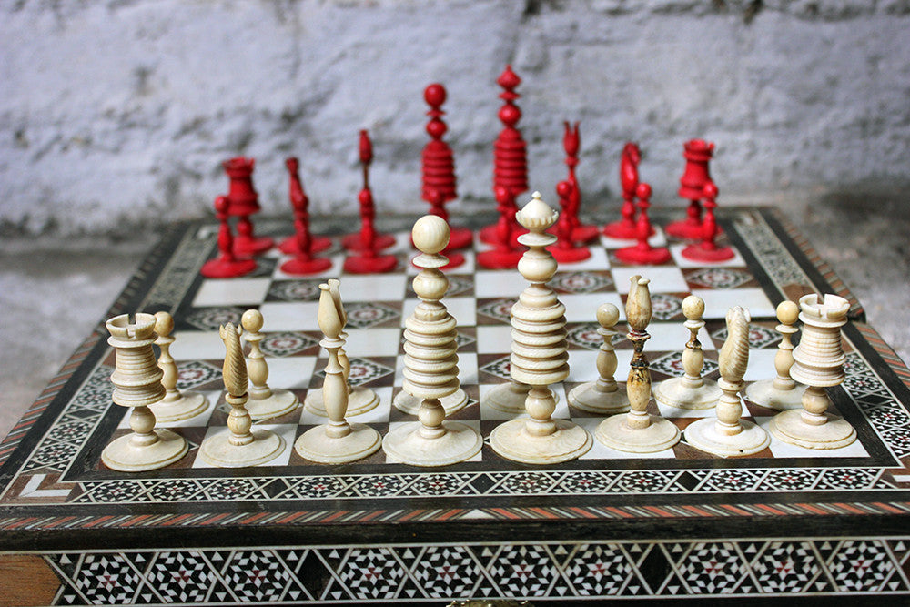 A Good English 'Washington' Pattern Turned Ivory Chess Set c.1800-20