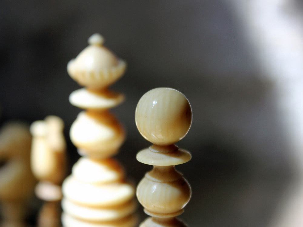 A Good English 'Washington' Pattern Turned Ivory Chess Set c.1800-20