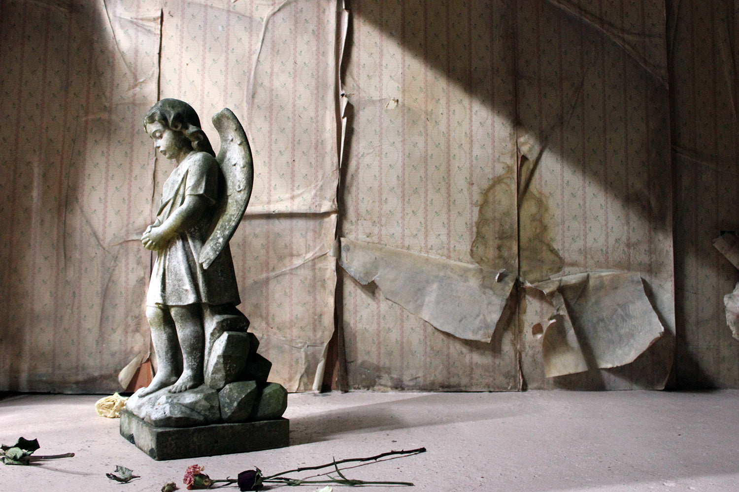 A Finely Carved 19thC White Marble Graveyard Monument of An Angel c.1870