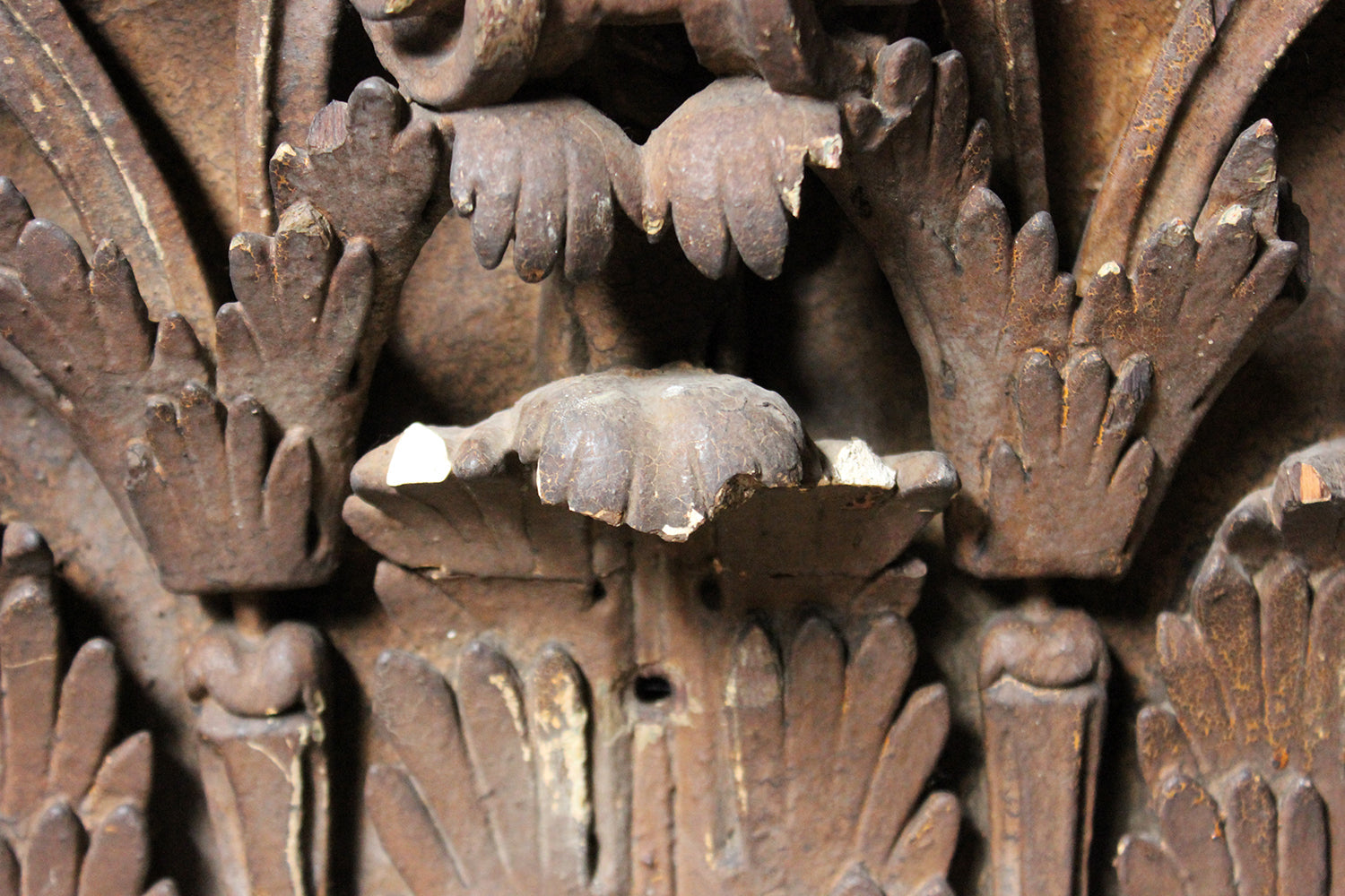 A Decorative Pair of Carved Pine, Plaster & Gesso Painted Corinthian Capital Wall Brackets c.1800