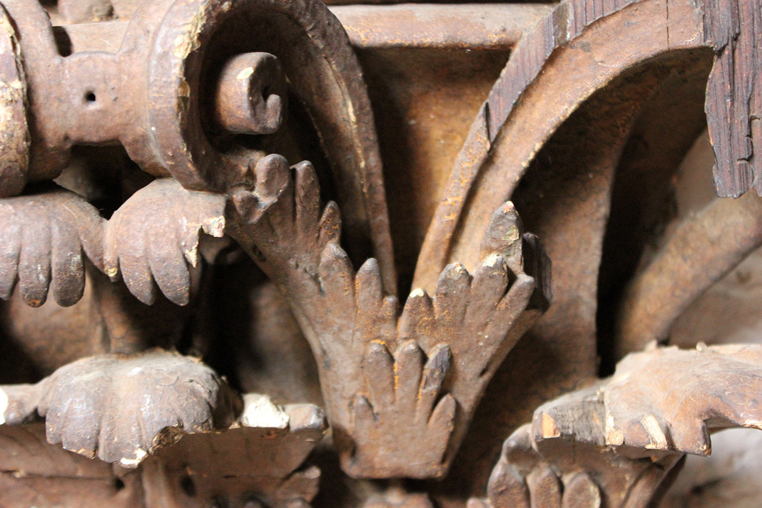 A Decorative Pair of Carved Pine, Plaster & Gesso Painted Corinthian Capital Wall Brackets c.1800
