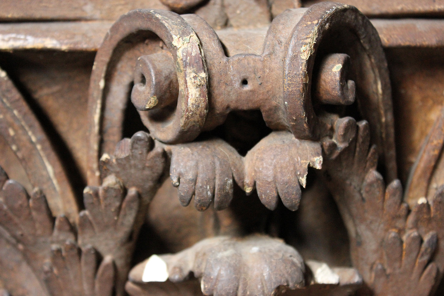 A Decorative Pair of Carved Pine, Plaster & Gesso Painted Corinthian Capital Wall Brackets c.1800