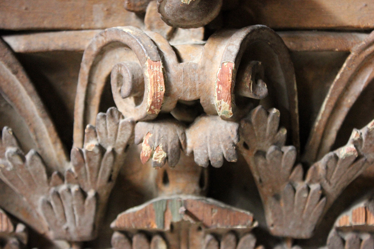 A Decorative Pair of Carved Pine, Plaster & Gesso Painted Corinthian Capital Wall Brackets c.1800