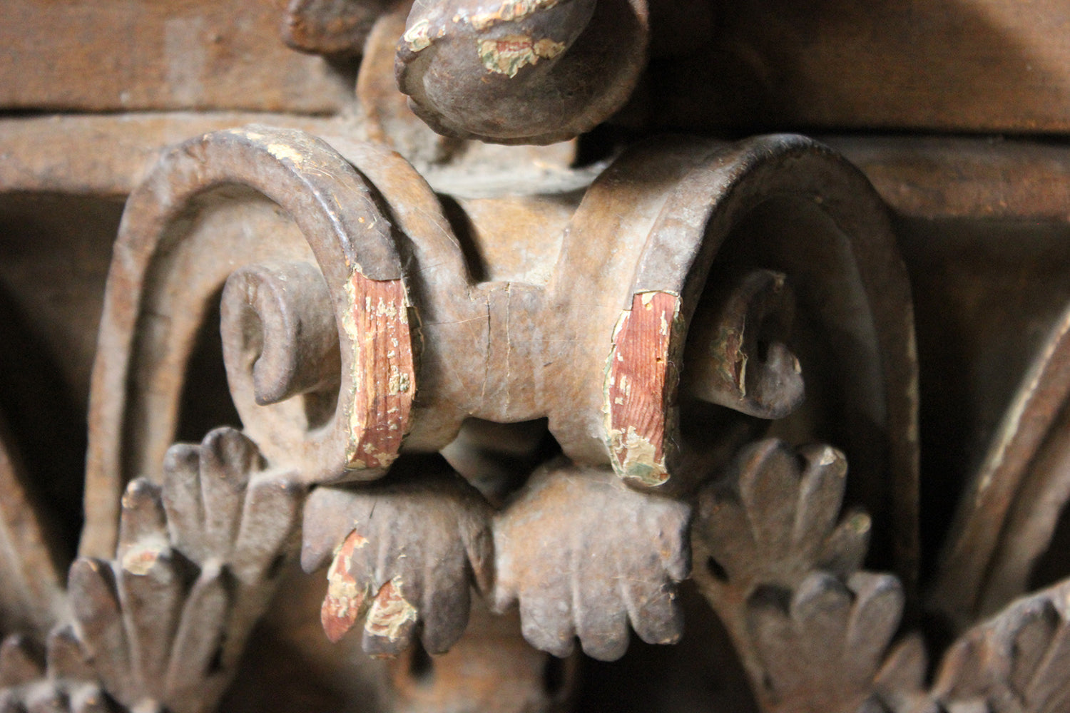 A Decorative Pair of Carved Pine, Plaster & Gesso Painted Corinthian Capital Wall Brackets c.1800