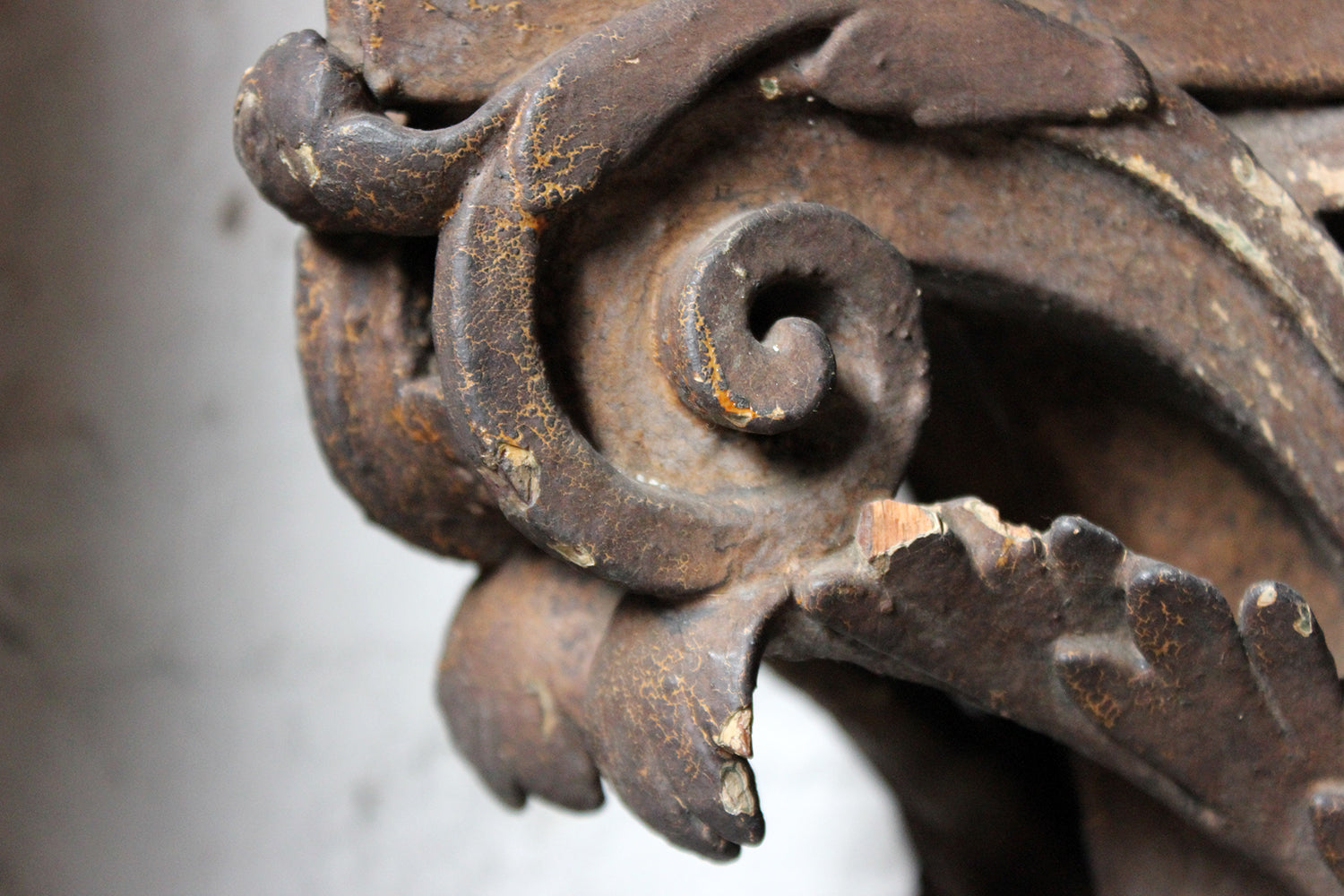 A Decorative Pair of Carved Pine, Plaster & Gesso Painted Corinthian Capital Wall Brackets c.1800