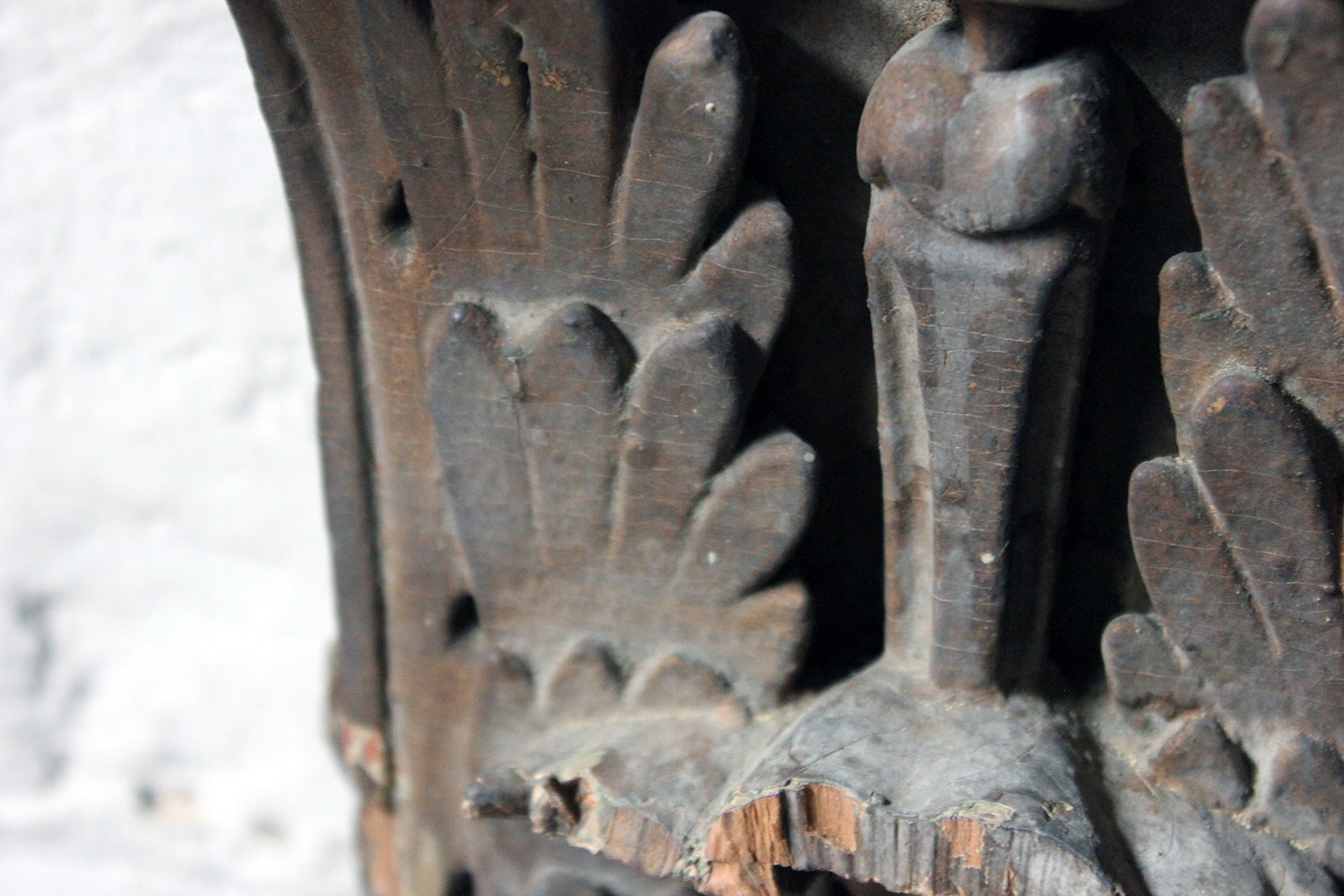 A Decorative Pair of Carved Pine, Plaster & Gesso Painted Corinthian Capital Wall Brackets c.1800