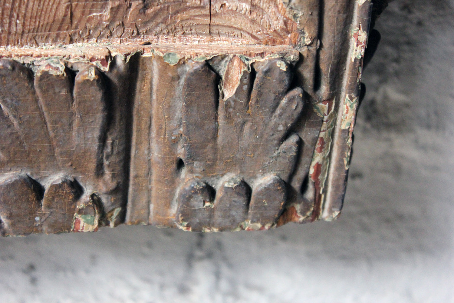 A Decorative Pair of Carved Pine, Plaster & Gesso Painted Corinthian Capital Wall Brackets c.1800
